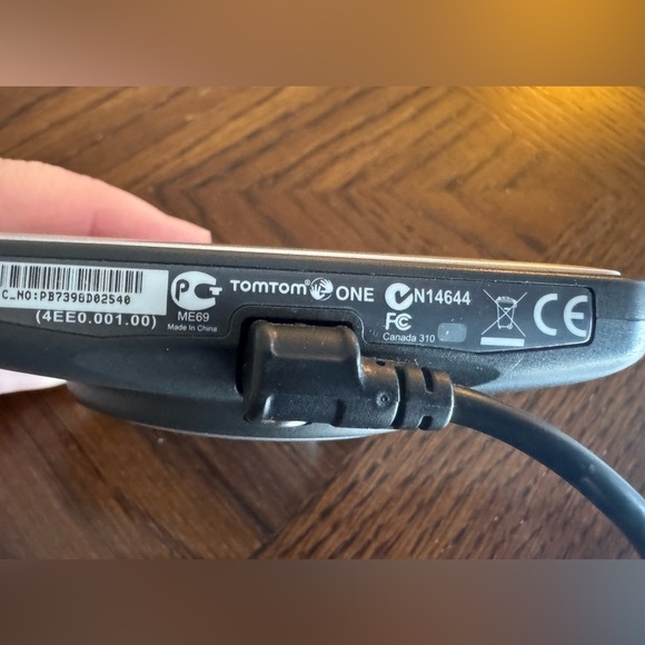Tom Tom One N14644 GPS 3.5" screen & Car Charging Cord - Picture 6 of 6
